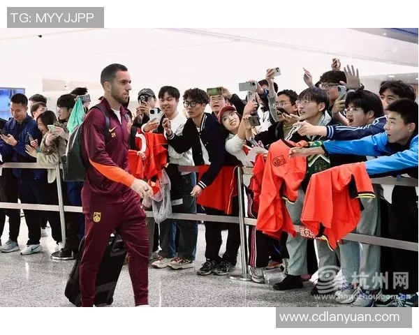 球员赛后感谢粉丝热情接机,机场变“球迷海” 球员赛后感谢粉丝热情接机,机场变“球迷海”